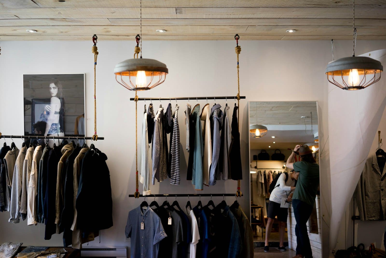 Ropa colgada en percheros dentro de una boutique