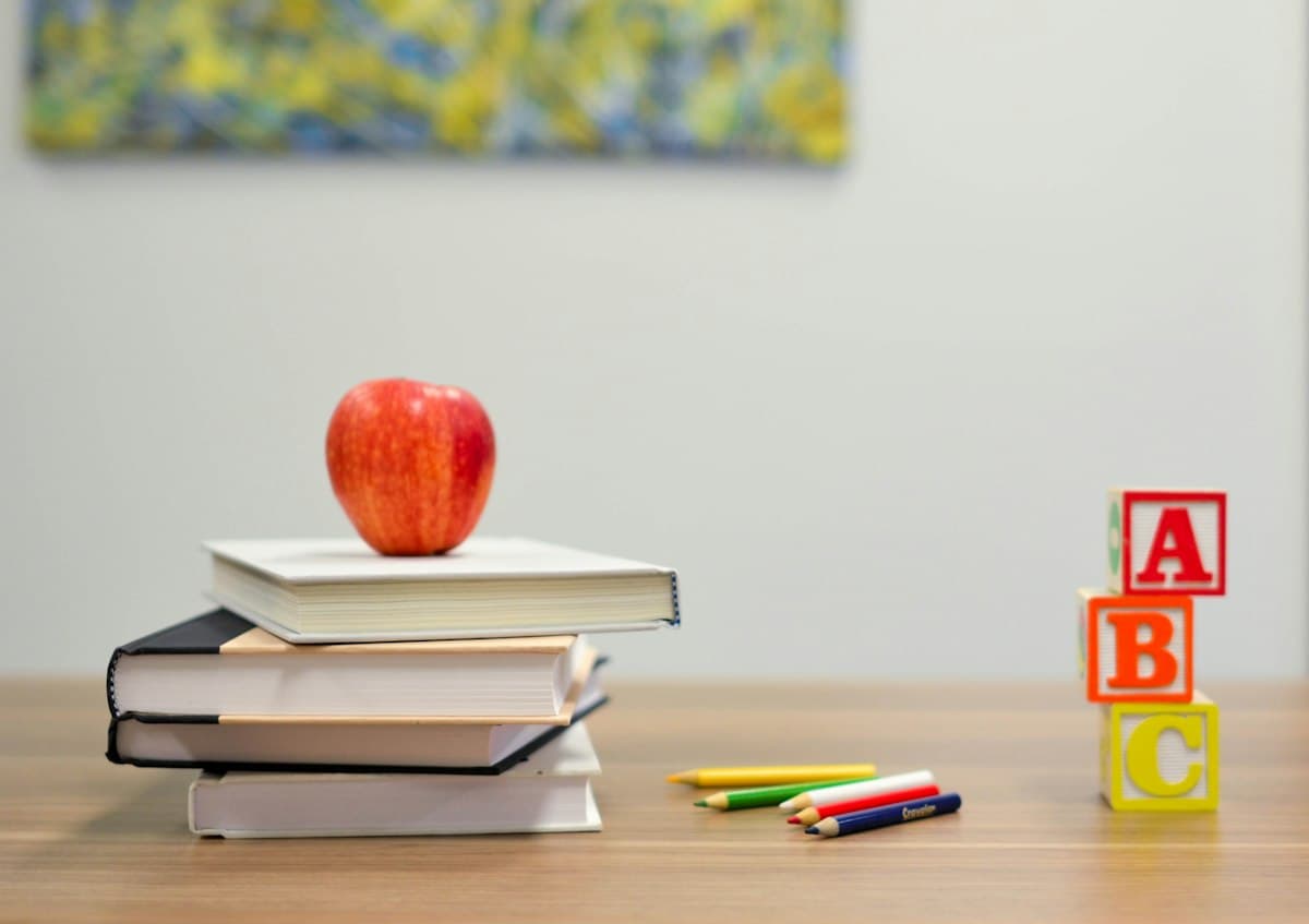 Escritorio escolar con útiles y cuadernos, ambiente de escuela